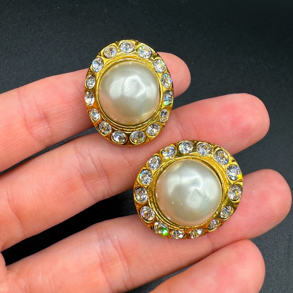 LOT 1508 24K gold plated gold plated CHANEL vintage clip on earrings 70s